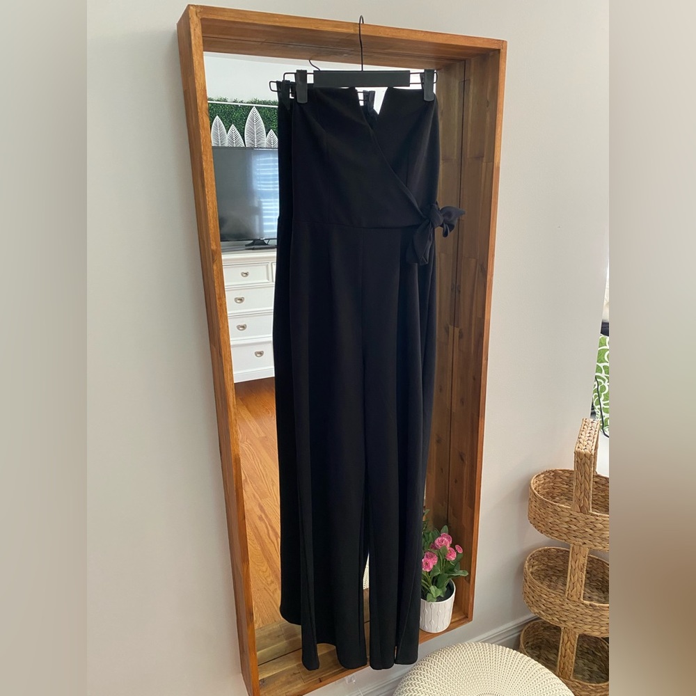 Francesca’s Black Strapless V Jumpsuit Size M - New with Tags